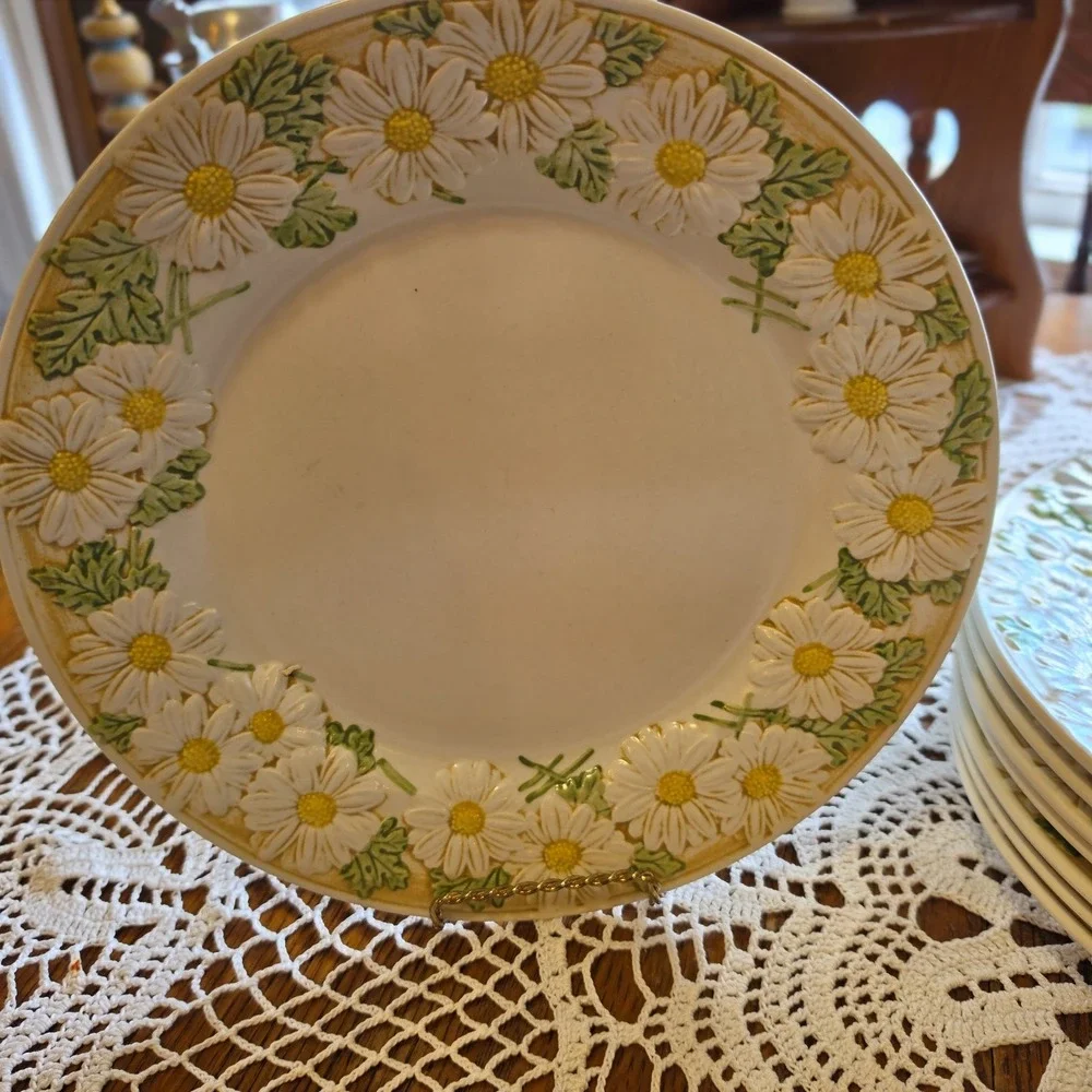Set 8 Vintage METLOX Poppytrail Sculptured Daisy Dinner Plates 10.5